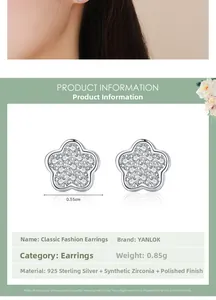 Détail macro de boucles d'oreilles fleur en argent 925 avec mesure de 0,55 cm