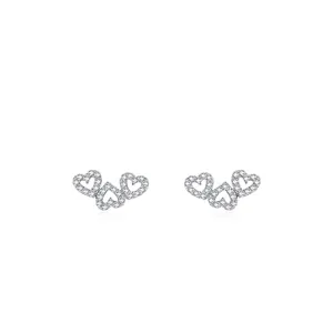 Boucles d'oreilles cœurs en argent S925 avec zircons micro-sertis sur fond blanc