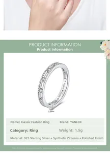 Vue macro d'une bague S925 de 2,5mm en argent poli sertie de petits oxydes de zirconium