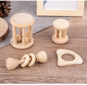 Set di sonagli per neonati in legno naturale da quattro pezzi su sfondo rustico