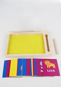 Gros plan du plateau de sable Montessori avec stylet et cartes d'apprentissage colorées