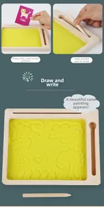 Vue détaillée du plateau de traçage en sable avec cartes alphabétiques et sable jaune enfant