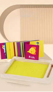 Vue détaillée du plateau d'écriture montessori en bois avec stylet et carte poisson