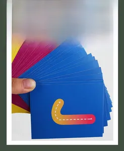 Gros plan de cartes éducatives colorées avec des graphismes vifs pour enfants