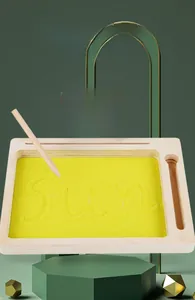 Plateau de traçage en bois avec sable jaune, stylet et carte éducative soleil pour enfants