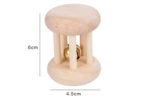 Dettaglio del sonaglio in legno di 6 cm per neonati con finitura liscia e campanello interno