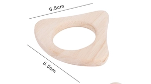 Dettaglio di un anello da dentizione triangolare in legno da 6,5 cm con finitura liscia