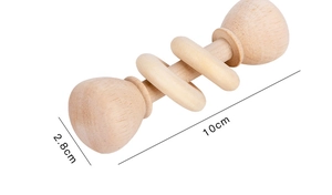 Dettaglio del sonaglio per neonati in legno naturale, lunghezza 10cm e finitura liscia