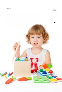 Détail du jouet Montessori en bois avec carottes magnétiques et blocs de formes variés