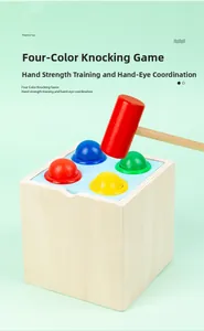 Détail du jeu de martelage en bois avec quatre boules colorées et maillet pour enfants