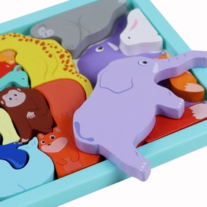 Kinder Holzpuzzle mit bunten 3D-Tierfiguren in einer hellblauen Holzschale