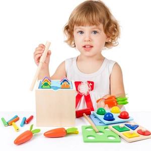 Jeune enfant jouant avec un jeu Montessori en bois incluant pêche et récolte de carottes