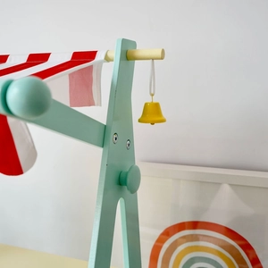 Spielzeug-Marktstand aus Holz für Kinder mit grünem Gestell und Markise gestreift