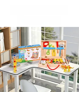 Vue détaillée de la boîte à outils en bois avec outils de simulation et pièces colorées