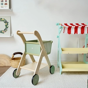 Kinder Kaufladen aus Holz mit passendem Einkaufswagen in elegantem Mintgrün-Design