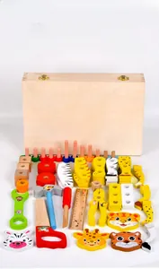 Détail d'une boîte à outils en bois pour enfants avec blocs d'animaux et vis
