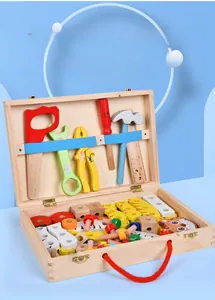 Détail d'un coffret à outils en bois pour enfants avec écrous et boulons colorés