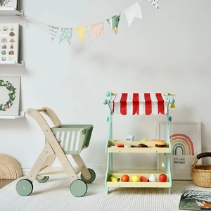 Detail eines hölzernen Marktstandes und Einkaufswagens für Kinder-Rollenspiele