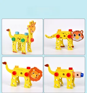 Jeu de construction en bois montrant diverses formes d'animaux comme girafe et lion