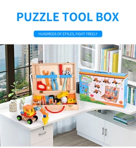 Détail d'une boîte à outils en bois pour enfants avec vis et marteau de jouet