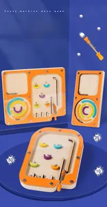 Dettaglio del labirinto pinball in legno con lanciatore a molla e zone di punteggio