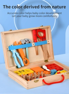 Détail d'un kit d'outils en bois pour enfants avec vis colorées et visages souriants