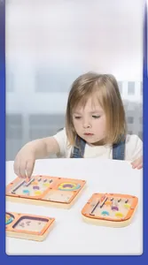 Labirinto di perline in legno per bambini con ostacoli colorati e sfere su un tavolo bianco