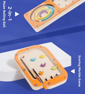 Dettaglio del gioco labirinto 2-in-1 in legno con flipper a punti e lancio a molla