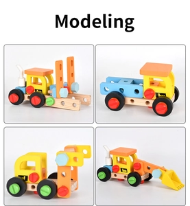 Détail de quatre modèles de véhicules en bois avec de grands écrous en plastique colorés