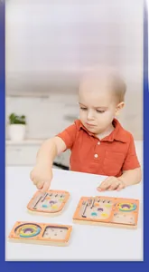 Dettaglio del labirinto modulare in legno con binari colorati e biglie per bambini