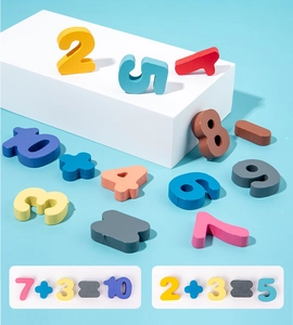 Dettaglio macro di numeri in legno colorati e simboli matematici per l'apprendimento precoce