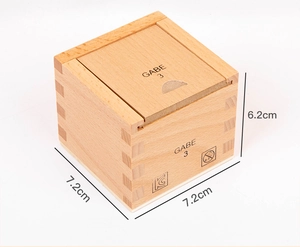 Dettaglio della scatola didattica in legno Gabe 3 con dimensioni e coperchio scorrevole