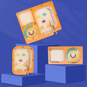 Tre giochi labirinto in legno con cornici arancioni e sfere su supporti blu geometrici