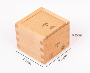 Dettaglio della scatola didattica in legno Gabe 4 con giunti a coda di rondine, 7,2x6,2cm