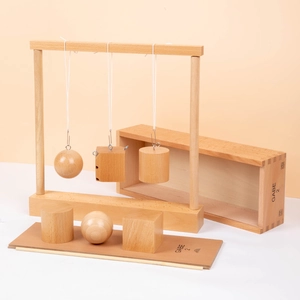Set educativo Froebel Gabe 2 in legno con sfera cubo e cilindro su supporto