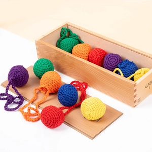 Set di palline all'uncinetto colorate Froebel Gabe 1 in scatola di legno pregiata