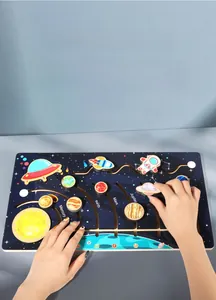 Vue détaillée du puzzle du système solaire en bois avec planètes coulissantes pour enfants