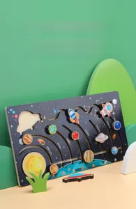 Détail du labyrinthe solaire en bois montrant les planètes et rails coulissants