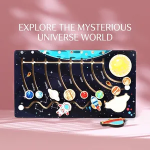 Puzzle coulissant système solaire en bois avec planètes et astronaute sur fond rose