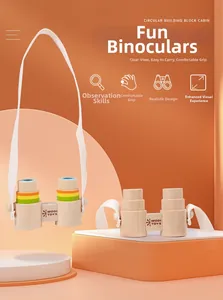 Dettaglio di binocoli in legno per bambini su supporti geometrici moderni