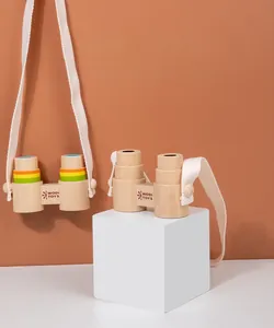 Dettaglio del binocolo in legno per bambini con anelli arcobaleno e laccetti bianchi