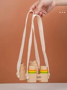 Mano che tiene un binocolo portatile in legno con anelli colorati e laccetto in tessuto