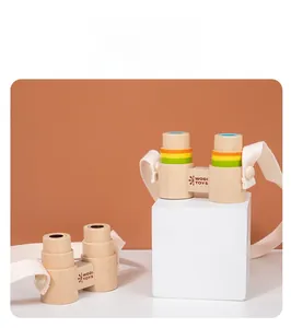 Dettaglio del binocolo in legno per bambini con anelli colorati e cinturino bianco