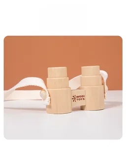 Primo piano del binocolo in legno lucido per bambini con cordino bianco