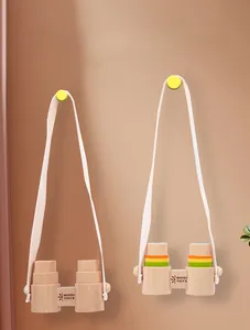 Dettaglio del binocolo in legno per bambini con anelli colorati e cordini bianchi portatili