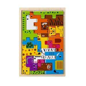 Puzzle tetris animaux en bois avec pièces colorées de girafe et lion dans un cadre