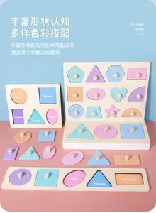 Dettaglio del puzzle geometrico in legno con pomelli e nomi delle forme in inglese