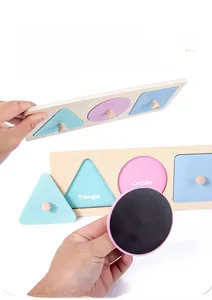 Dettaglio di pezzi di puzzle magnetici in legno con maniglie per lo sviluppo motorio