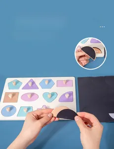 Dettaglio dell'applicazione di cuscinetti magnetici sui pezzi del puzzle in legno