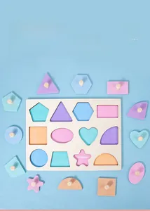 Dettaglio dei pezzi del puzzle in legno macaron con maniglie e nomi inglesi